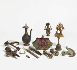  Konvolut Buddhistischer Geräte und Figuren