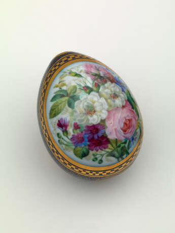 A Porcelain Easter Egg - photo 1