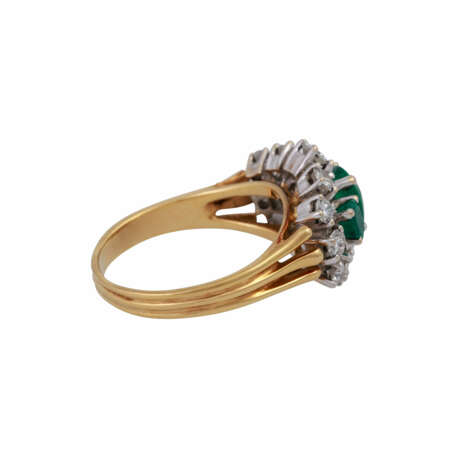 Ring mit 3 Smaragden und 12 Brillanten, zusammen ca. 1 ct, - Foto 3