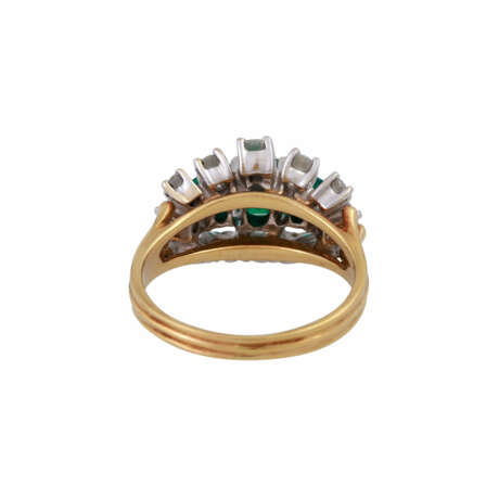 Ring mit 3 Smaragden und 12 Brillanten, zusammen ca. 1 ct, - photo 4