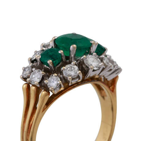 Ring mit 3 Smaragden und 12 Brillanten, zusammen ca. 1 ct, - photo 5