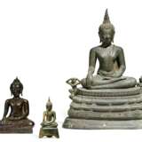  Großer Buddha mit Begleitfiguren und zwei kleinere Buddha - photo 1