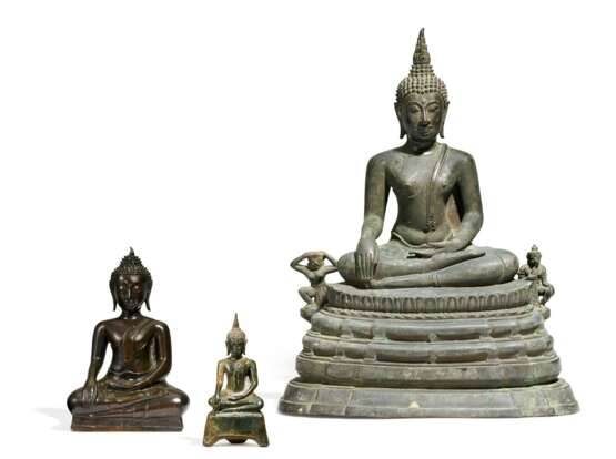  Großer Buddha mit Begleitfiguren und zwei kleinere Buddha - photo 1