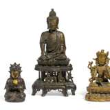 Buddha auf hohem Thron getragen von den vier Weltenwächtern - Foto 1