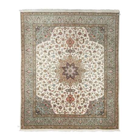 Orientteppich mit Seide. TÄBRIZ/IRAN, 20. Jahrhundert, 307x255 cm. - Foto 1