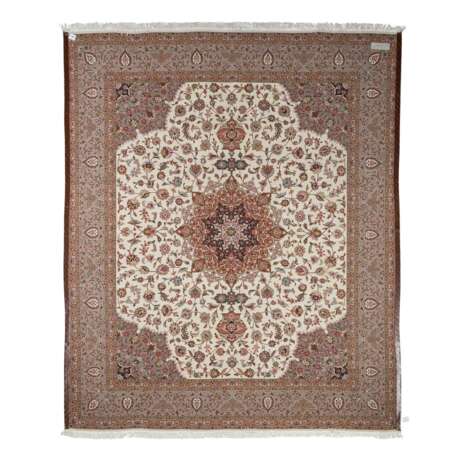 Orientteppich mit Seide. TÄBRIZ/IRAN, 20. Jahrhundert, 307x255 cm. - Foto 2