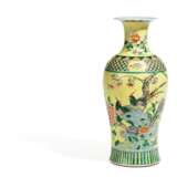 Vase mit Fasanenpaar in blühenden Päonien - Foto 1