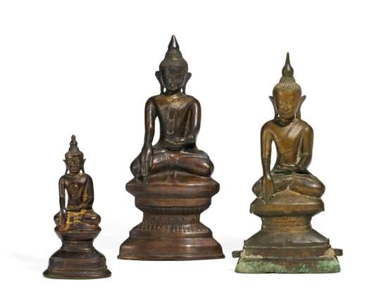 Drei Buddha auf hohen Sockeln - Foto 1