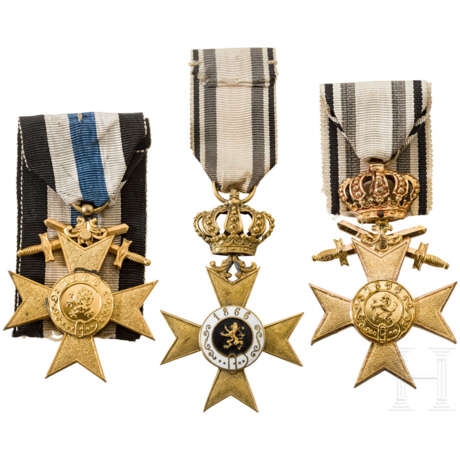 Drei Militär-Verdienstkreuze 1. Klasse, eine Bandschärpe - Foto 3
