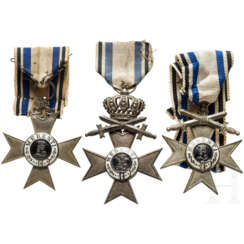 Drei Militär-Verdienstkreuze 2. Klasse, eine Urkunde