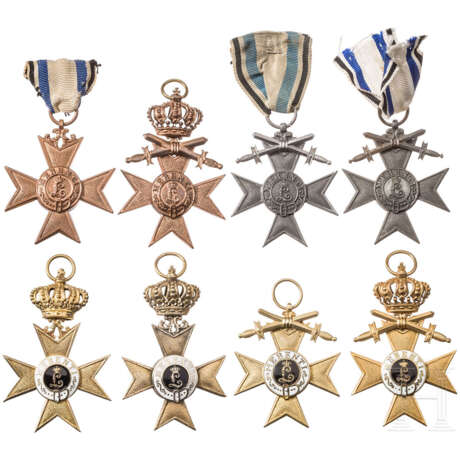 Acht Militär-Verdienstkreuze der 1. und 3. Klasse - Foto 1