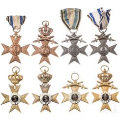 Acht Militär-Verdienstkreuze der 1. und 3. Klasse