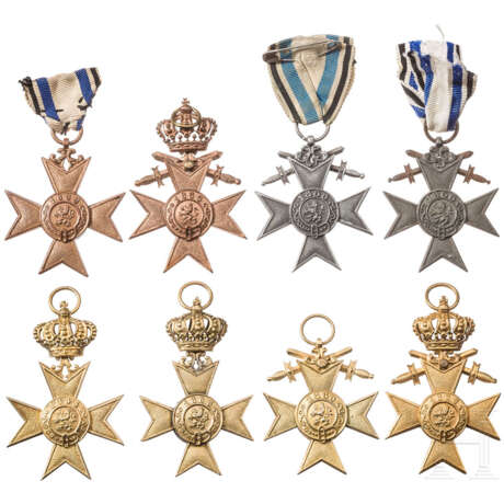 Acht Militär-Verdienstkreuze der 1. und 3. Klasse - Foto 2