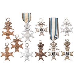 Zehn Militär-Verdienstkreuze der 2. und 3. Klasse