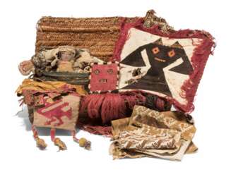 Sammlung von 18 Textilfragmenten mit Weber-Korb