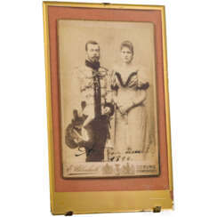 Foto des russischen Zaren Nikolaus II. mit Zarin Alexandra Feodorovna, datiert 1894 und eigenhändig in Tinte signiert "Alice von Hessen 1894"
