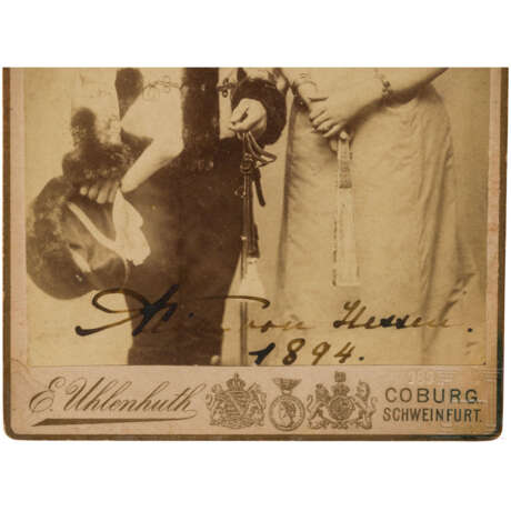 Foto des russischen Zaren Nikolaus II. mit Zarin Alexandra Feodorovna, datiert 1894 und eigenhändig in Tinte signiert "Alice von Hessen 1894" - Foto 2