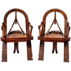 Zwei geschnitzte Sessel im russischen Stil "Bogen, Äxte und Fäustlinge", nach dem bekannten Vorbild von Schnitzer Vasiliy Shutov, Russland, um 1900