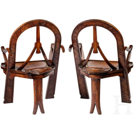 Zwei geschnitzte Sessel im russischen Stil "Bogen, Äxte und Fäustlinge", nach dem bekannten Vorbild von Schnitzer Vasiliy Shutov, Russland, um 1900 - Foto 3