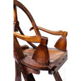 Zwei geschnitzte Sessel im russischen Stil "Bogen, Äxte und Fäustlinge", nach dem bekannten Vorbild von Schnitzer Vasiliy Shutov, Russland, um 1900 - фото 5
