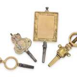 Uhrenschlüssel: kleine Sammlung seltener, goldener Spindeluhrenschlüssel, darunter eine Rarität: "4-Coulour Bedhook Key", ca.1750-1820 - photo 2