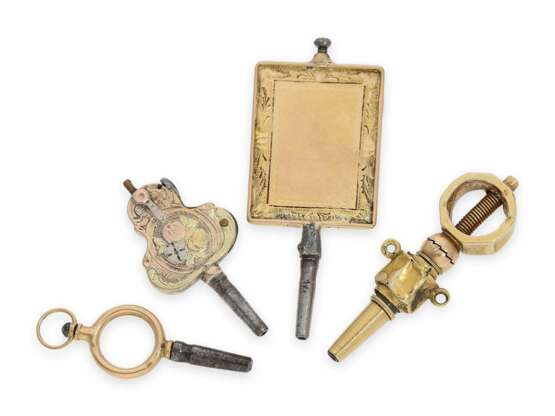 Uhrenschlüssel: kleine Sammlung seltener, goldener Spindeluhrenschlüssel, darunter eine Rarität: "4-Coulour Bedhook Key", ca.1750-1820 - фото 2