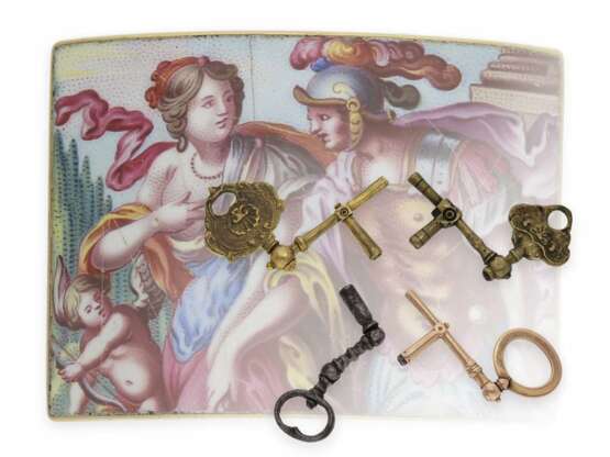 Uhrenschlüssel: Konvolut von 4 äußerst seltenen Spindeluhrenschlüsseln für Oignons sowie eine hochfeine Gold/Emaille-Plakette einer Uhren-Chatelaine, ca.1700-1750 - photo 1