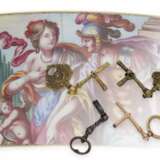 Uhrenschlüssel: Konvolut von 4 äußerst seltenen Spindeluhrenschlüsseln für Oignons sowie eine hochfeine Gold/Emaille-Plakette einer Uhren-Chatelaine, ca.1700-1750 - Foto 1