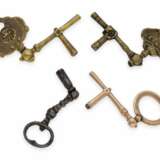 Uhrenschlüssel: Konvolut von 4 äußerst seltenen Spindeluhrenschlüsseln für Oignons sowie eine hochfeine Gold/Emaille-Plakette einer Uhren-Chatelaine, ca.1700-1750 - Foto 3