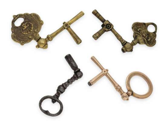 Uhrenschlüssel: Konvolut von 4 äußerst seltenen Spindeluhrenschlüsseln für Oignons sowie eine hochfeine Gold/Emaille-Plakette einer Uhren-Chatelaine, ca.1700-1750 - Foto 3
