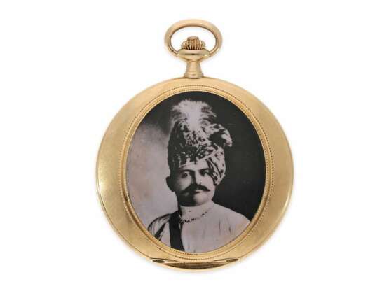 Taschenuhr: flache, elegante Gold/Emaille-Savonnette im Cartier Stil, vermutlich gefertigt für den indischen Fürsten "Thakor Saheb Shri Dolatsinhji Bahadur of Limbdi", ca.1910 - Foto 2