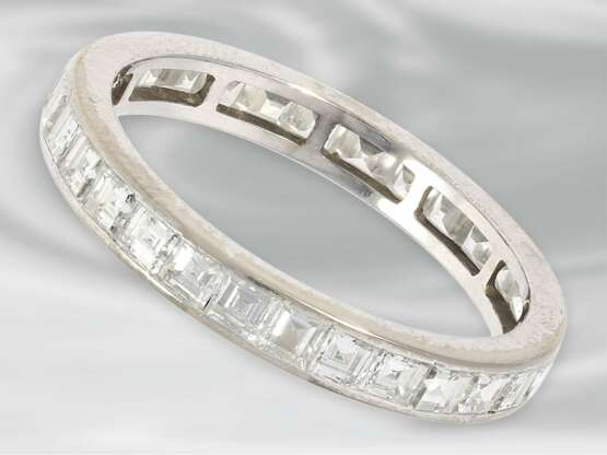 Ring: feiner weißgoldener Memoirering mit hochwertigen Diamanten im Karreeschliff, ca. 2,4ct, 18K Gold - фото 1