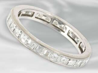 Ring: feiner weißgoldener Memoirering mit hochwertigen Diamanten im Karreeschliff, ca. 2,4ct, 18K Gold