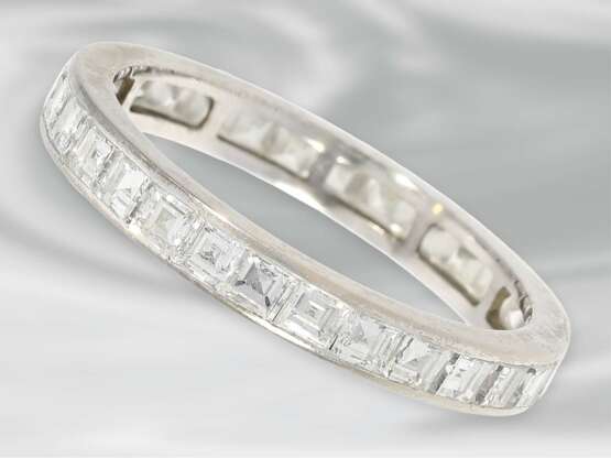 Ring: feiner weißgoldener Memoirering mit hochwertigen Diamanten im Karreeschliff, ca. 2,4ct, 18K Gold - Foto 2