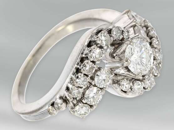 Ring: ausgefallener, sehr dekorativ gefertigter Diamant/Brillant-Goldschmiedering, Handarbeit, ca. 1,24ct - photo 2