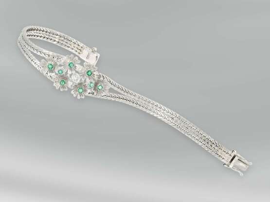 Armband: dekoratives vintage Blütenarmband mit Smaragden, 14K Weißgold - фото 1