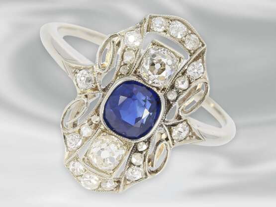Ring: dekorativer zierlicher antiker Weißgoldring mit Diamanten und blauem Farbstein, 14K Gold - фото 1
