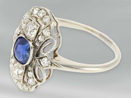 Ring: dekorativer zierlicher antiker Weißgoldring mit Diamanten und blauem Farbstein, 14K Gold - фото 3