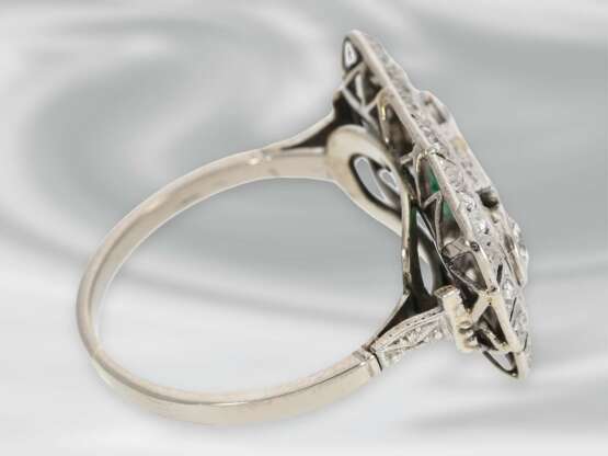 Ring: hochfeiner Art déco Diamantring mit Smaragd, 14K Weißgold - Foto 2