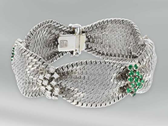 Armband: weißgoldenes vintage Armband in Textil-Optik, besetzt mit Brillanten und Smaragden, insgesamt ca. 1,5ct, 18K Weißgold - фото 3