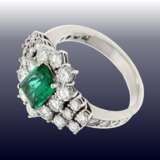Ring: sehr hochwertiger und äußerst dekorativer vintage Smaragd/Brillant-Goldschmiedering, ca. 3,3ct, sehr seltene Smaragdqualität - фото 2
