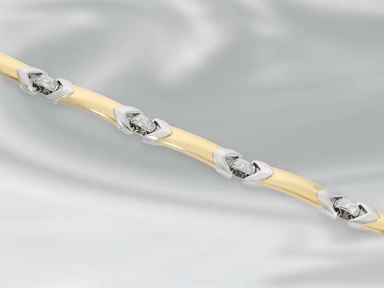 Armband: interessant gefertigtes Bicolor Goldschmiedearmband mit Brillantbesatz, 18K Gold - Foto 1