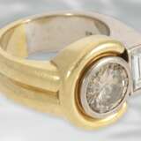 Ring: moderner Designer-Goldschmiedering mit großem fancy Brillant, ca. 1,89ct, 18K Gold - фото 2