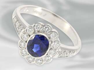 Ring: dekorativer vintage Blütenring mit schönem Saphir von über 1ct und feinen Brillanten, 18K Weißgold, ungetragen