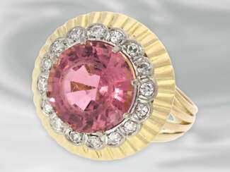 Ring: sehr dekorativer und ausgefallen gefertigter vintage Goldschmiedering mit großem Turmalin und Diamantbesatz