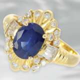 Ring: dekorativer Saphirring mit Diamanten, insgesamt ca. 1,64ct, 18K Gelbgold - фото 1