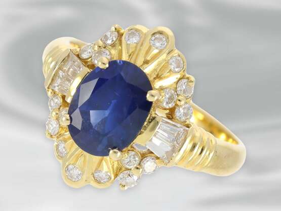 Ring: dekorativer Saphirring mit Diamanten, insgesamt ca. 1,64ct, 18K Gelbgold - фото 1