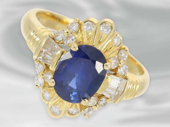 Ring: dekorativer Saphirring mit Diamanten, insgesamt ca. 1,64ct, 18K Gelbgold - фото 2