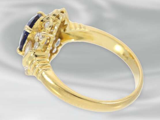 Ring: dekorativer Saphirring mit Diamanten, insgesamt ca. 1,64ct, 18K Gelbgold - фото 3