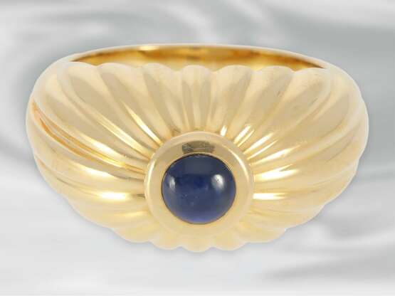 Ring: dekorativer hochwertiger Gelbgoldring mit Saphircabochon, 18K Gold, signiert Cartier - фото 2
